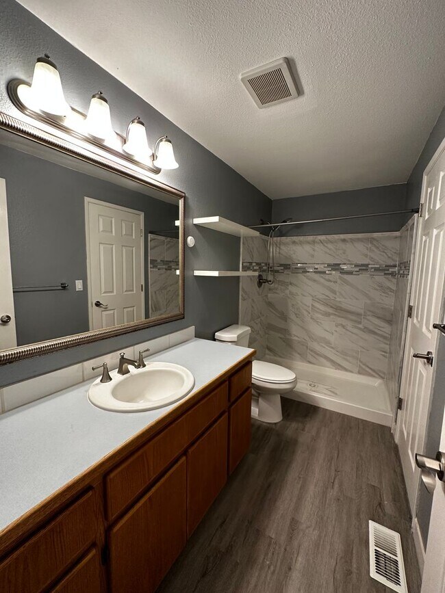 Building Photo - Gorgeous 4 Bedroom 2.5 Bath Single Family Home On Private Cul-Du-Sac