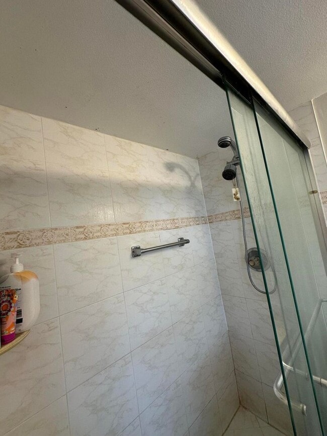 Building Photo - 2414 NE 11th St