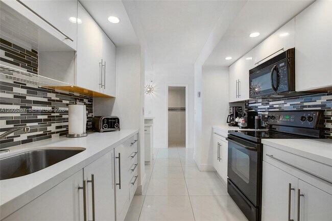 Building Photo - 6917 Collins Ave