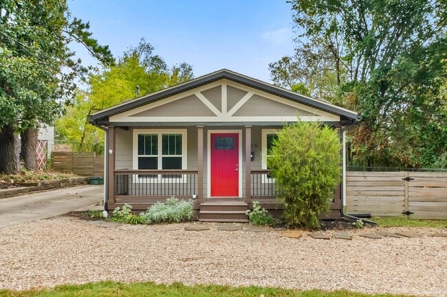 Building Photo - Bright & Cozy 3-Bedroom, 2-Bathroom Home with Fenced Yard!