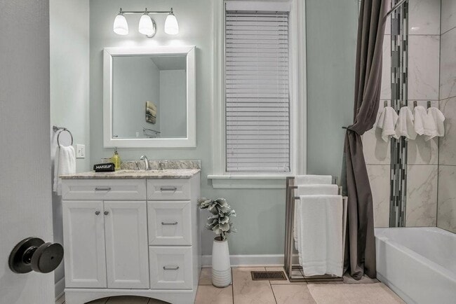 Building Photo - 3636 N Racine Ave