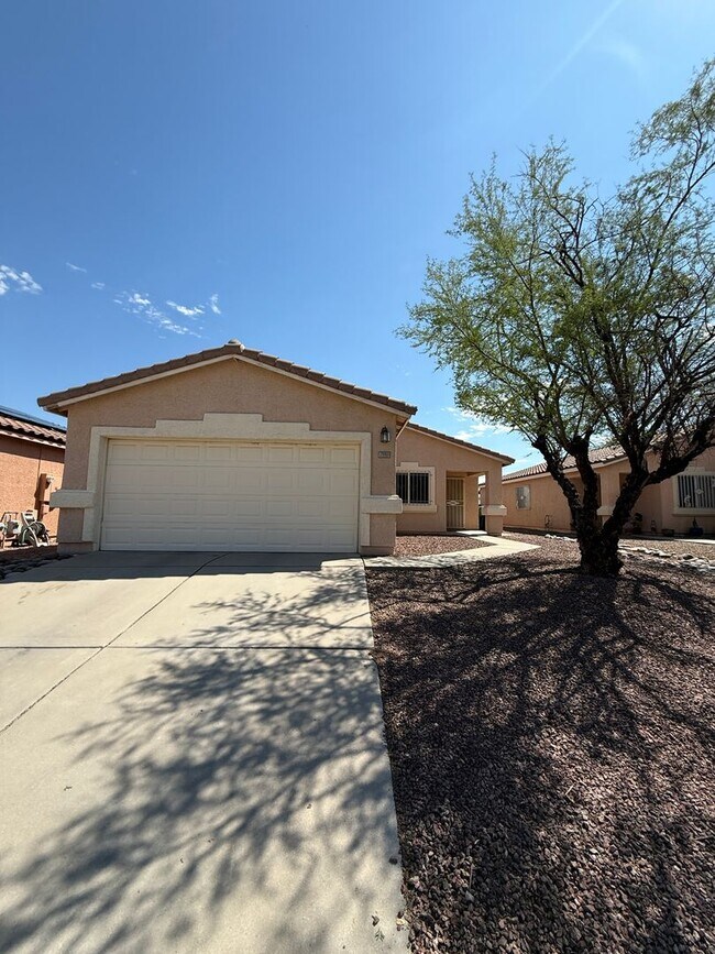 Building Photo - NEW CARPET! 3 Bed / 2 Bath Single Family Home – Spacious, Upgraded & Great Location!