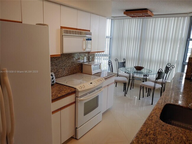 Building Photo - 19101 NE 36th Pl