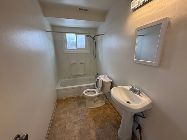 Building Photo - 611 Montana Ave