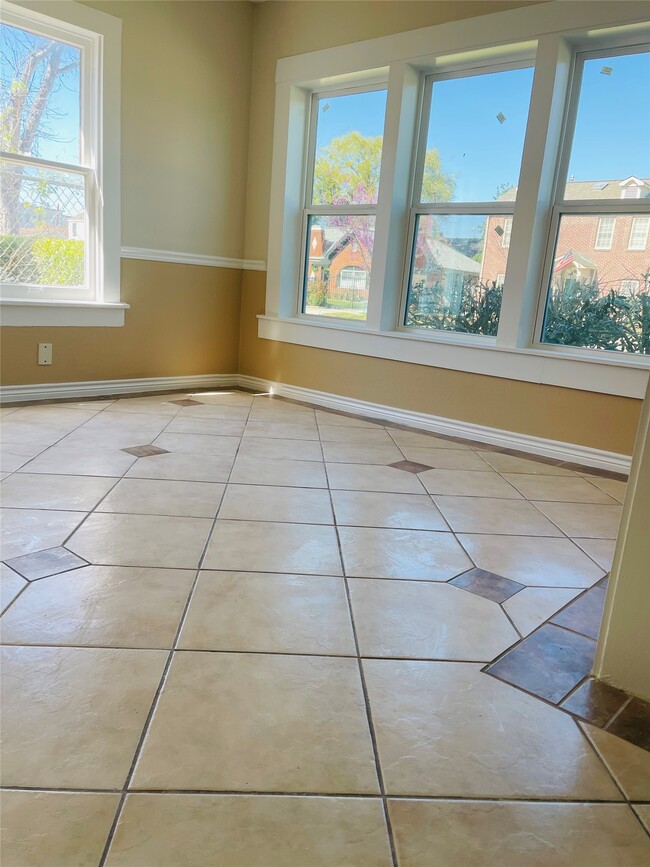 Building Photo - 2422 Eagle St