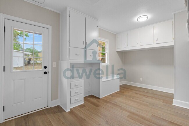 Building Photo - "Charming 5-Bedroom Oasis with 2 Full Bath...