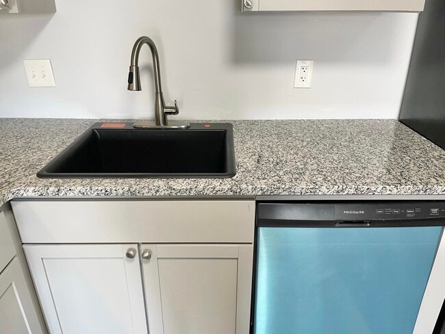 Building Photo - 1311 Hanover St