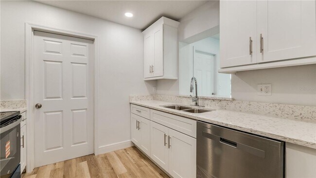 Building Photo - Beautiful Unit!  3/2 SINGLE FAMILY HOME