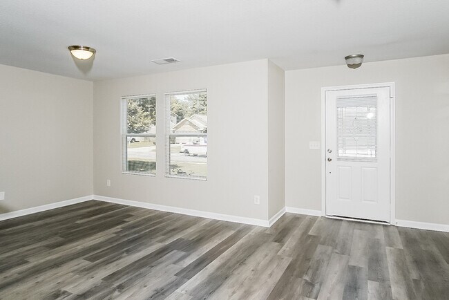 Building Photo - 3 Bedroom on Bermuda Lakes Drive