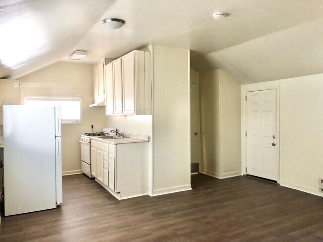 Building Photo - 548 W 4th Ave