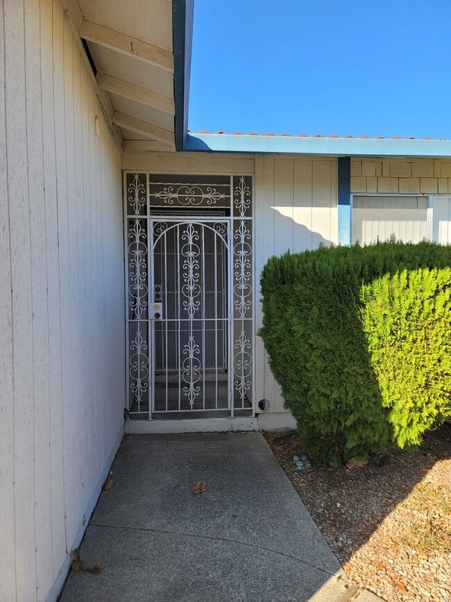 Building Photo - 1031 Fallbrook Dr