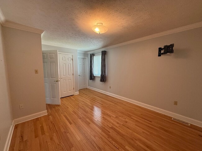 Building Photo - 3-4 bedroom 2 bath split foyer for rent