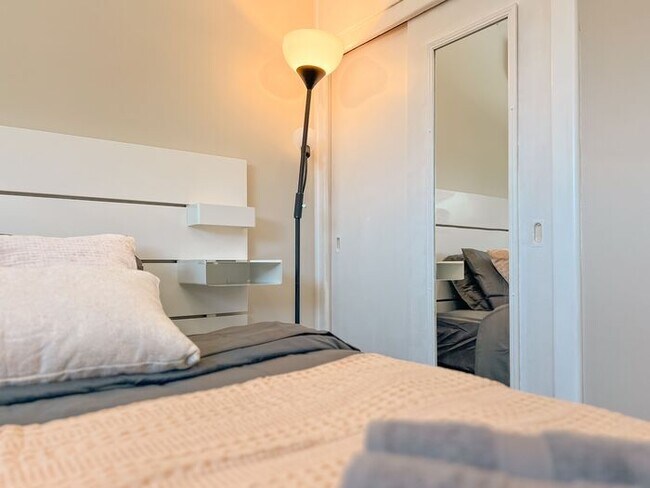 Building Photo - Modern Retreat with Spacious Yard & Cozy Interiors