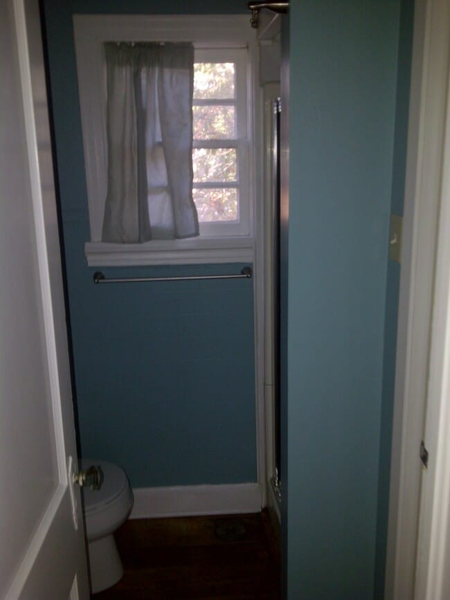 Bathroom - 400 W 4th St