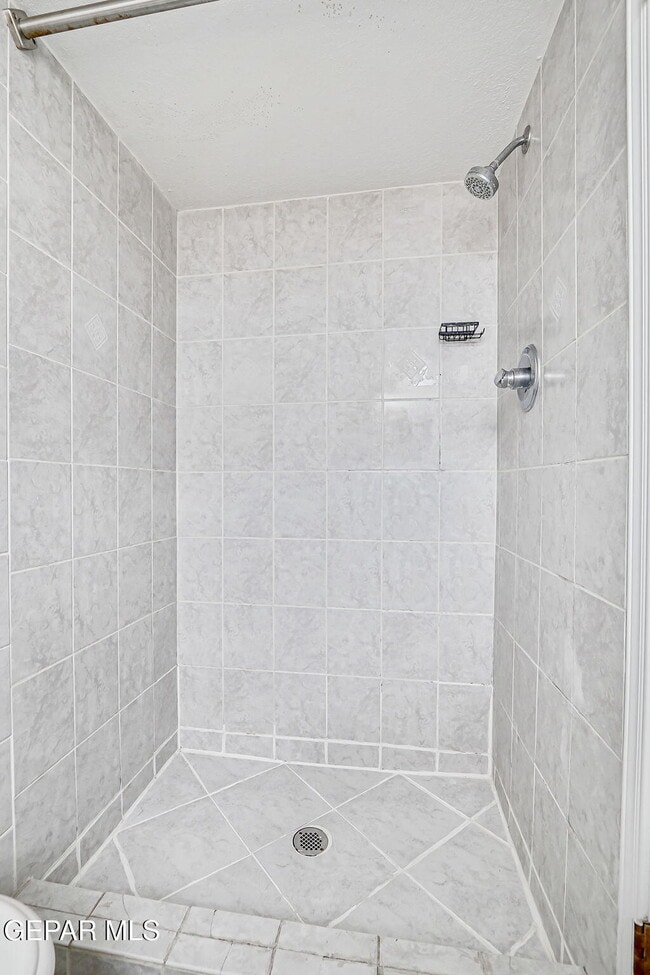 Building Photo - 3229 E Glen Dr