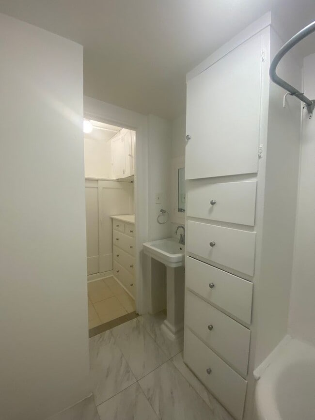 Building Photo - Downtown Long Beach Studio/1BA  *Only $1,000 Deposit!