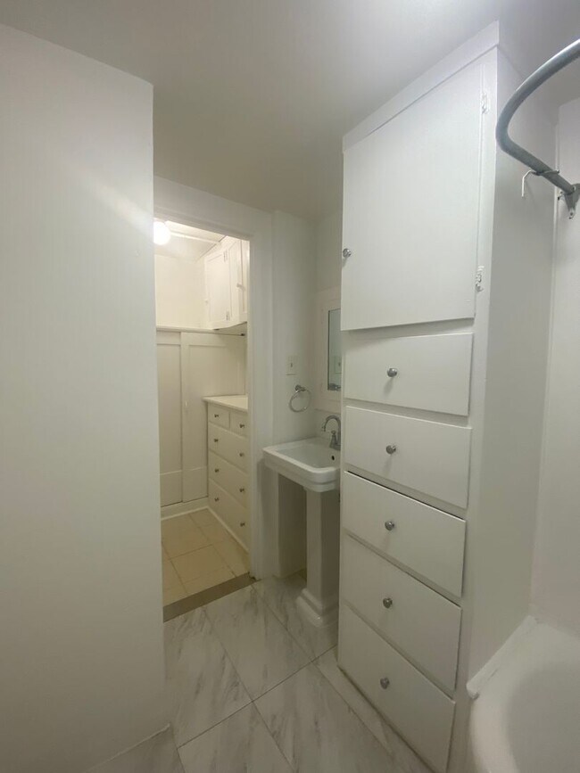 Building Photo - Downtown Studio