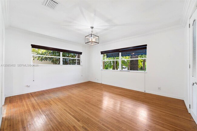 Building Photo - 921 Alava Ave