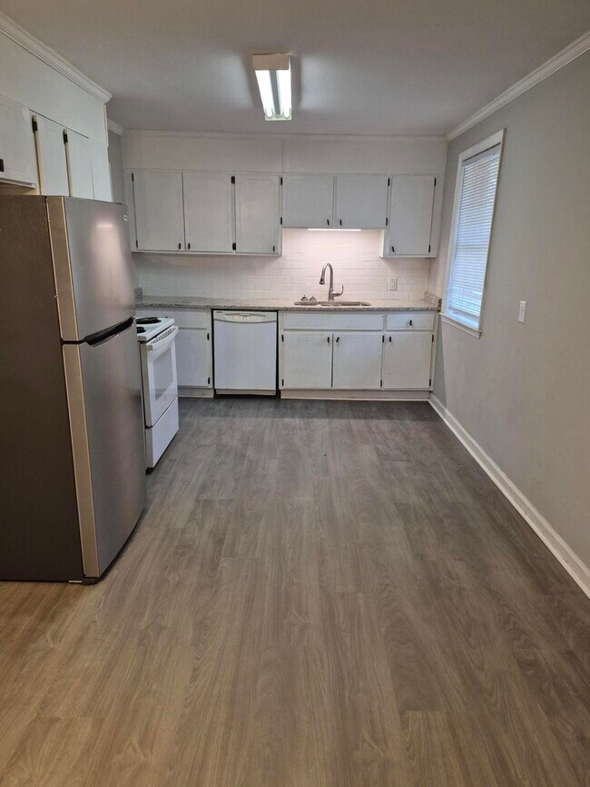 Building Photo - 3314 Oakridge Dr