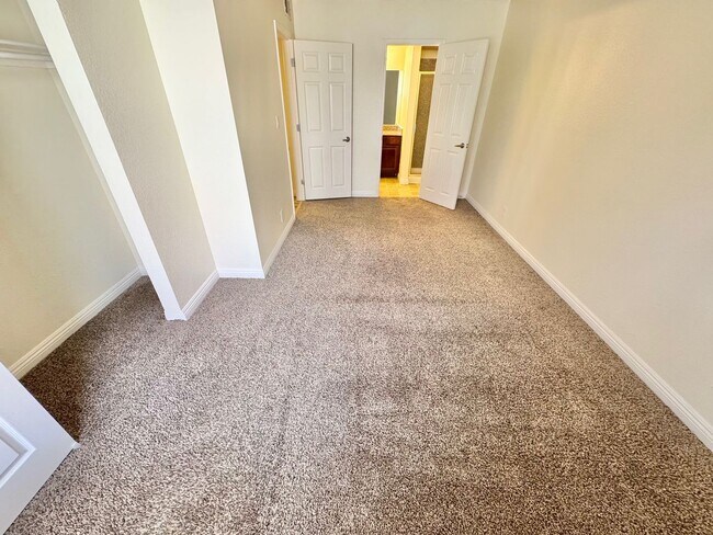 Building Photo - Stylish condo with new upgrades, tennis courts, and pool access