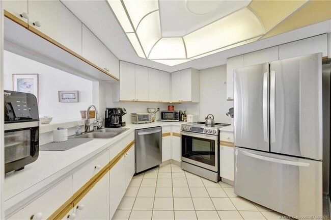 Building Photo - 9500 S Ocean Dr