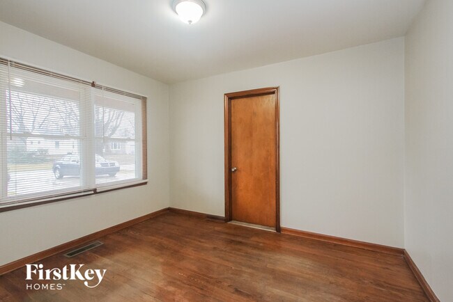 Building Photo - 311 N Boehning St