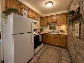Building Photo - Beautiful One Bedroom Apartment with A/C, Parking & On-Site Laundry! Call Today!