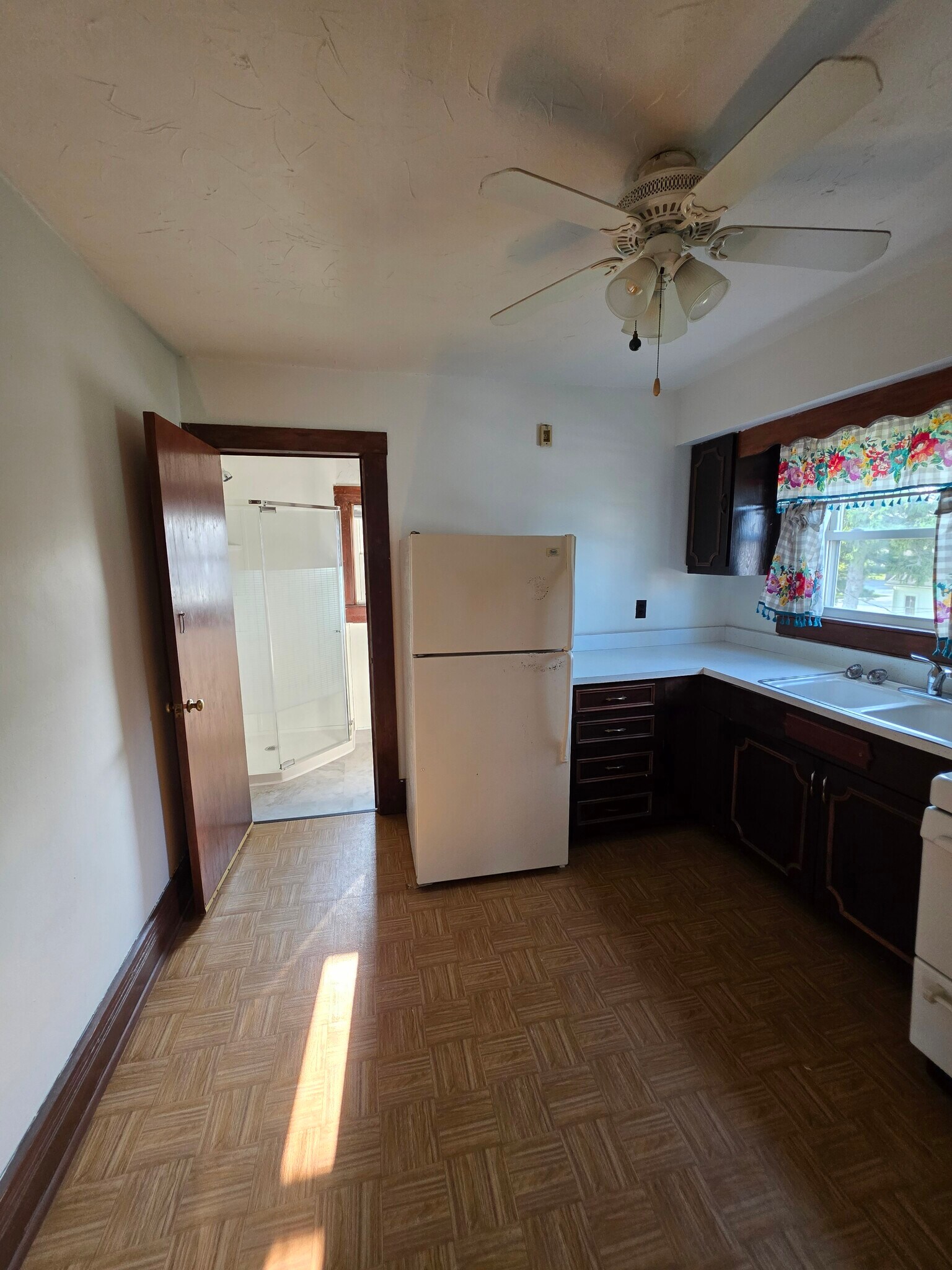 Top Unit Kitchen - 122 W Broadway St