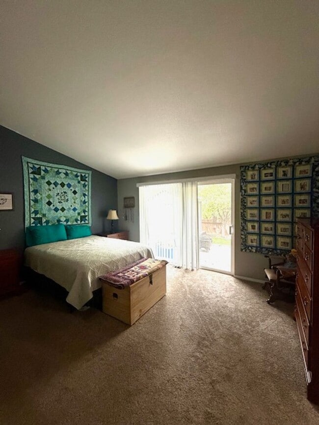 Building Photo - Lovely 3 Bedroom Single Level home with St...