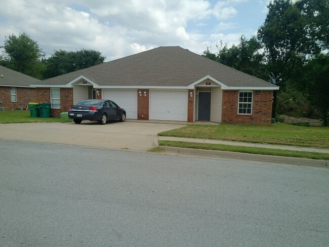 Primary Photo - 251-251 Graystone Cir