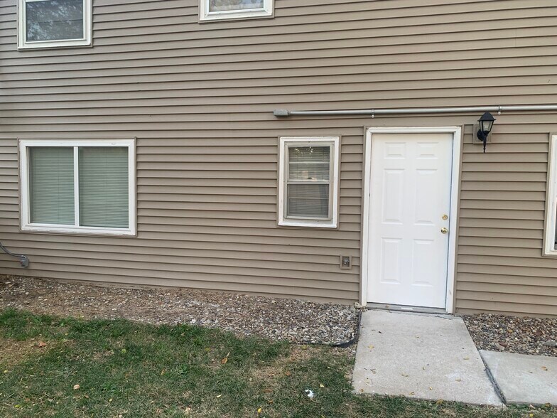 Entry - ground level - 312 4th Ter