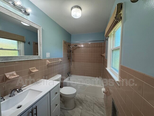 Building Photo - 1713 Seward Dr