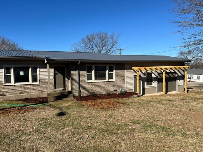 Building Photo - Remodeled Single Level 3 Bed, 2 Bath Home w/ 1 Car Garage