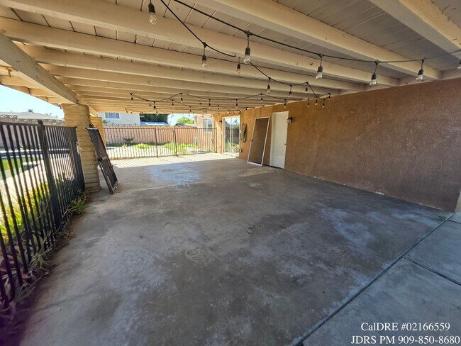 Building Photo - Rialto 4 Bedroom Home with Swimming Pool