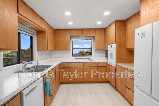 Building Photo - 2250 Vista Grande Dr