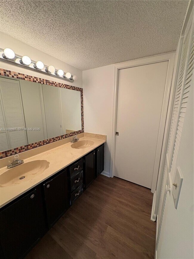 Building Photo - 8444 Shadow Ct