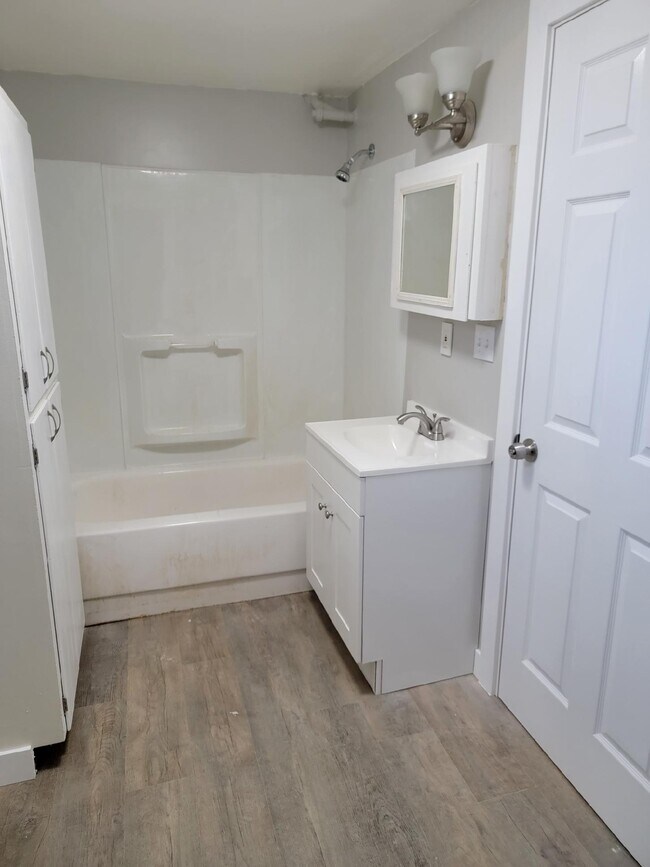 Building Photo - 403 Neyman St