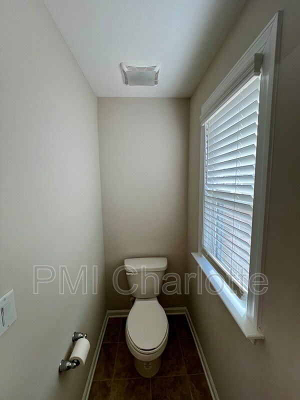 Building Photo - 1135 Overlake Dr