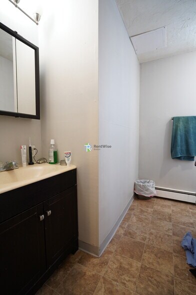 Building Photo - 172 Bigelow St