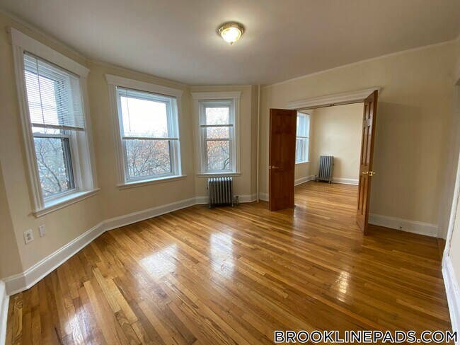 Building Photo - 352 Riverway