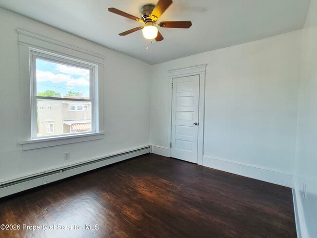 Building Photo - 215 Taft St