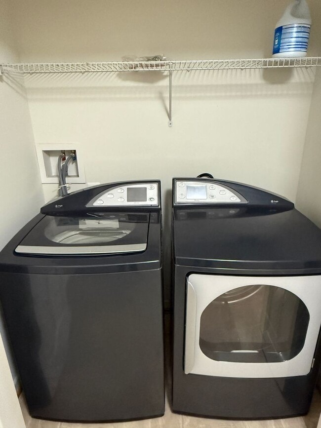 Building Photo - Spacious 4-Bedroom Townhome with Garage in Prime Columbia/Elkridge Location