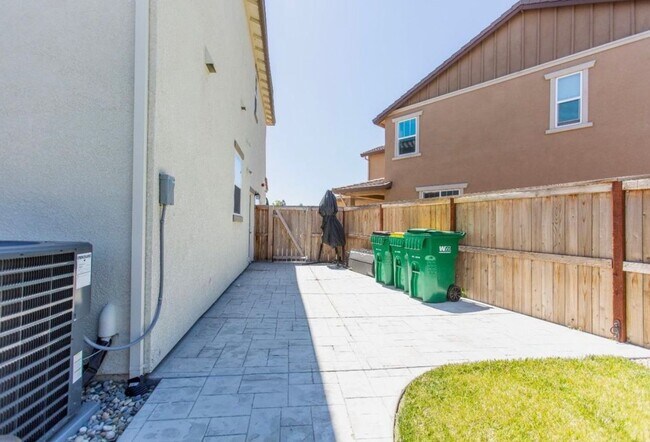 Building Photo - 427 Avignon Way