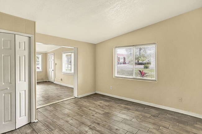 Building Photo - Newly renovated 3 bedroom/1 bathroom home ...
