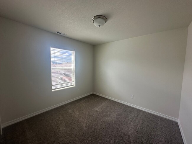 Building Photo - Modern 3-Bed, 3-Bath Home in District 20!!