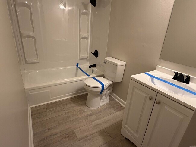 Building Photo - 10911 Vernon Dr