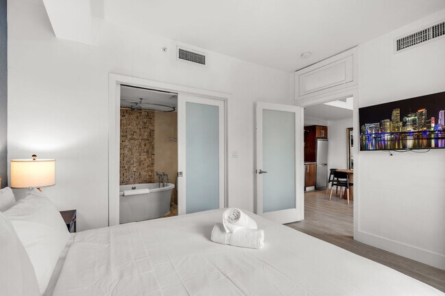 Building Photo - 1052 Ocean Dr