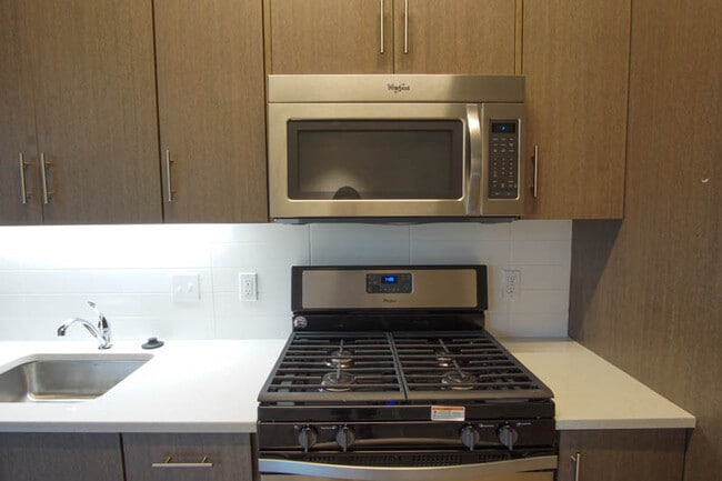 Building Photo - Stylish Garden Level-1 Bdr  w/ Dishwasher & Laundry in Sellwood!