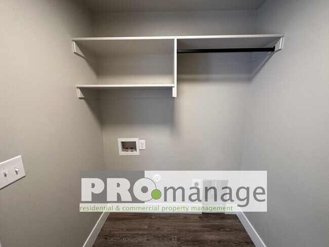 Building Photo - 3 Bed, 2.5 Bath Townhome w/ 2-Car Garage - NEAR NEW - Ammon