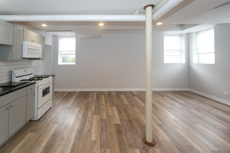 Building Photo - 4828 W Addison St